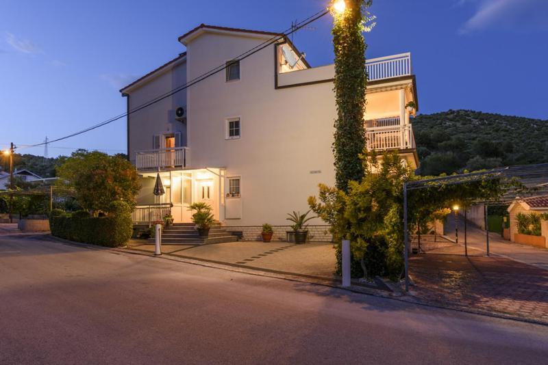 Apartments Luka - Trogir, Marina 150M From The Beach Buitenkant foto